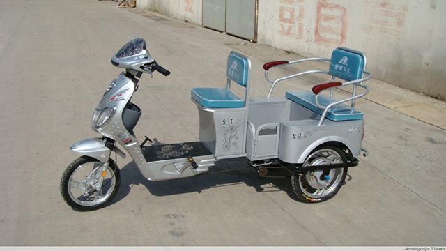 2004年 尊龙凯时1号车.jpg